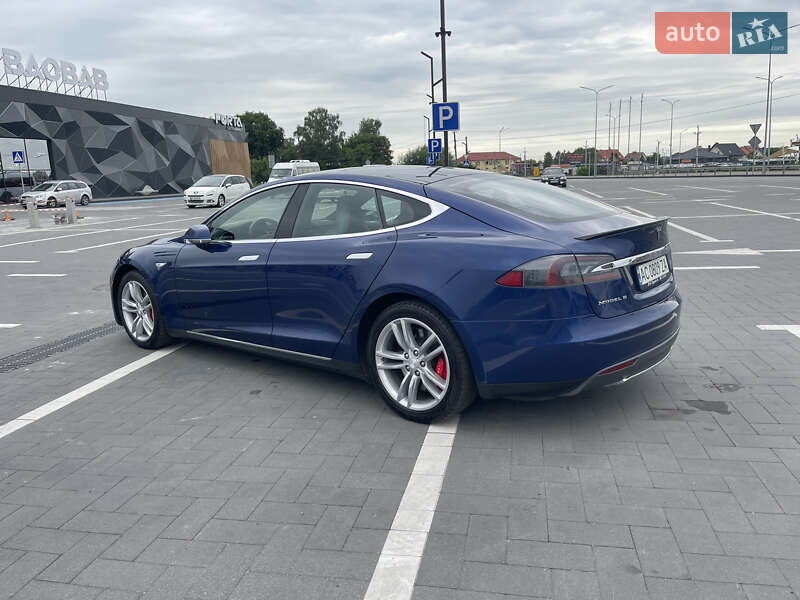 Лифтбек Tesla Model S 2015 в Луцке