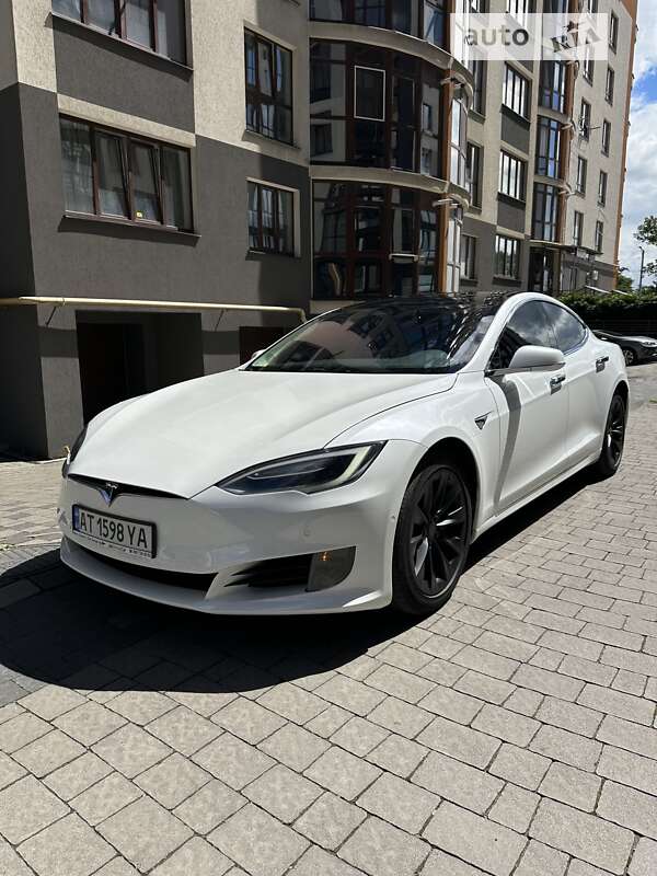 Лифтбек Tesla Model S 2017 в Ивано-Франковске