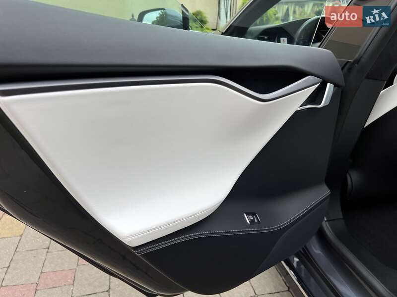 Лифтбек Tesla Model S 2018 в Львове