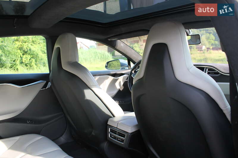 Лифтбек Tesla Model S 2016 в Жовкве