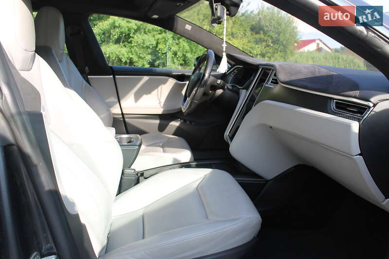 Лифтбек Tesla Model S 2016 в Жовкве