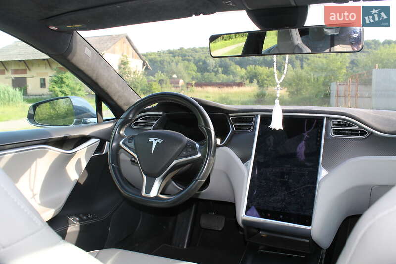 Лифтбек Tesla Model S 2016 в Жовкве