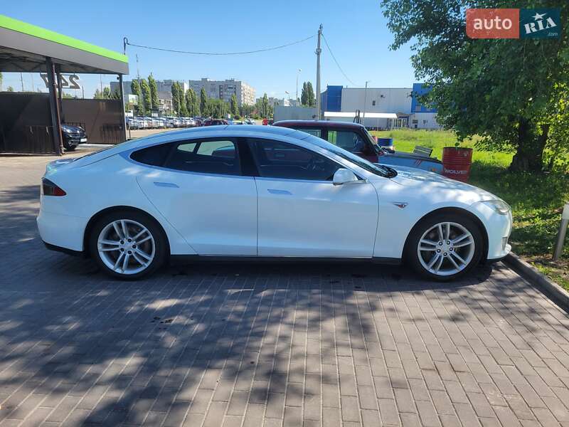 Лифтбек Tesla Model S 2014 в Киеве