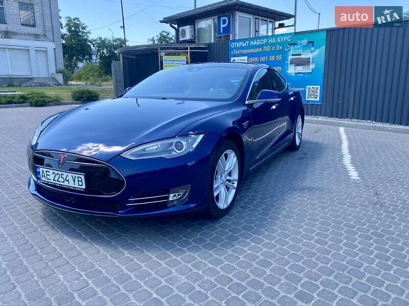 Лифтбек Tesla Model S 2015 в Днепре