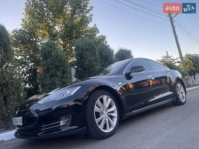 Лифтбек Tesla Model S 2015 в Киеве