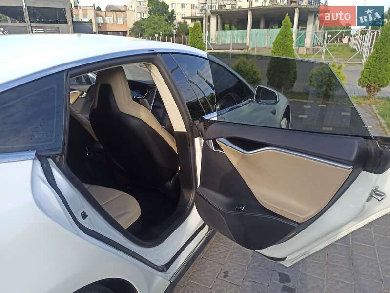Лифтбек Tesla Model S 2015 в Ужгороде