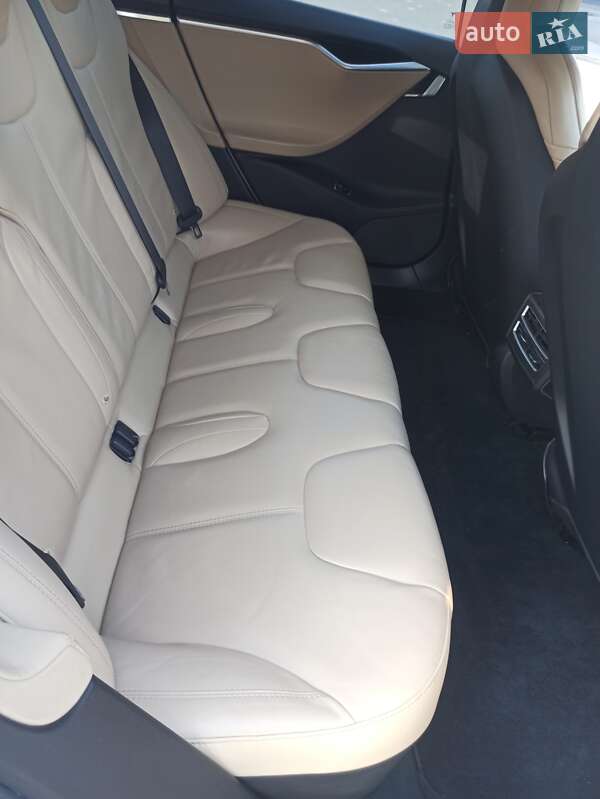 Лифтбек Tesla Model S 2015 в Ужгороде