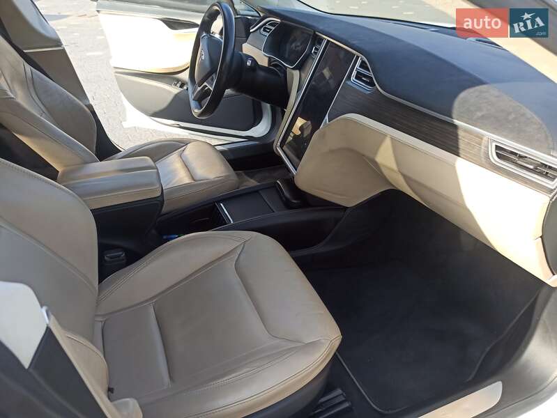 Лифтбек Tesla Model S 2015 в Ужгороде