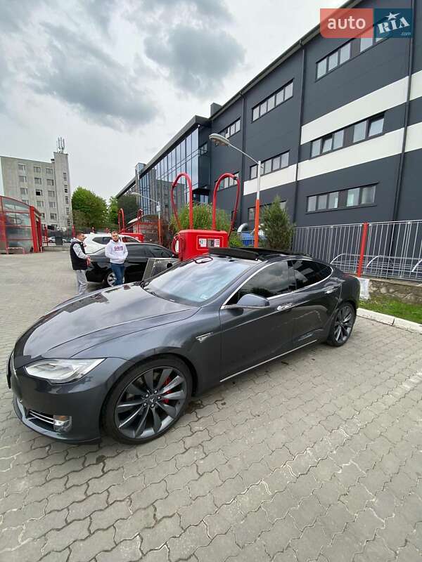 Ліфтбек Tesla Model S 2015 в Львові
