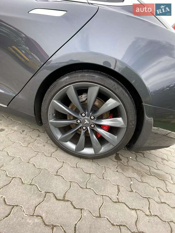 Лифтбек Tesla Model S 2015 в Львове
