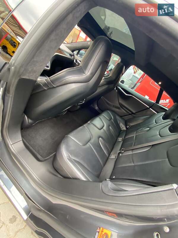Ліфтбек Tesla Model S 2015 в Львові