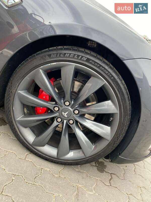 Ліфтбек Tesla Model S 2015 в Львові