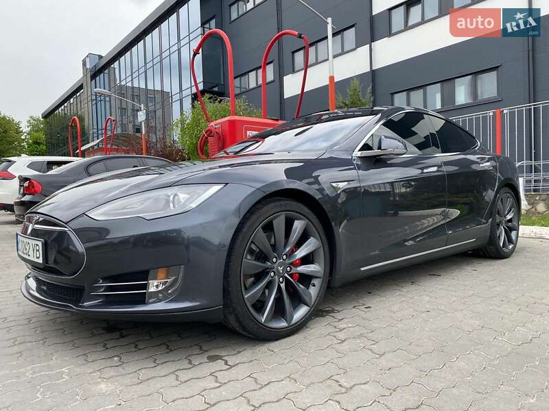 Лифтбек Tesla Model S 2015 в Львове
