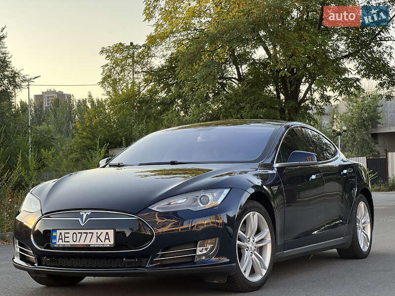 Ліфтбек Tesla Model S 2014 в Дніпрі