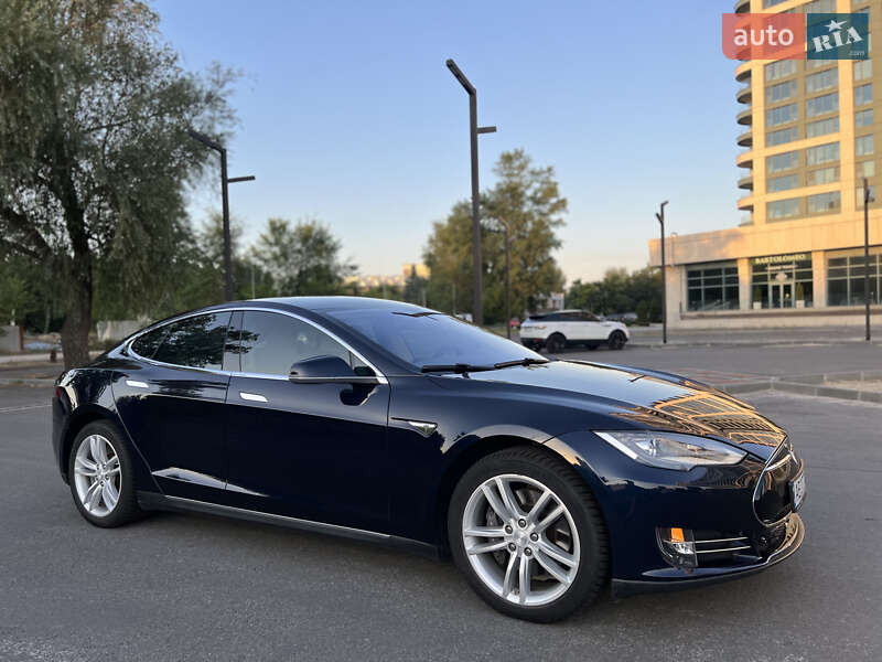 Ліфтбек Tesla Model S 2014 в Дніпрі