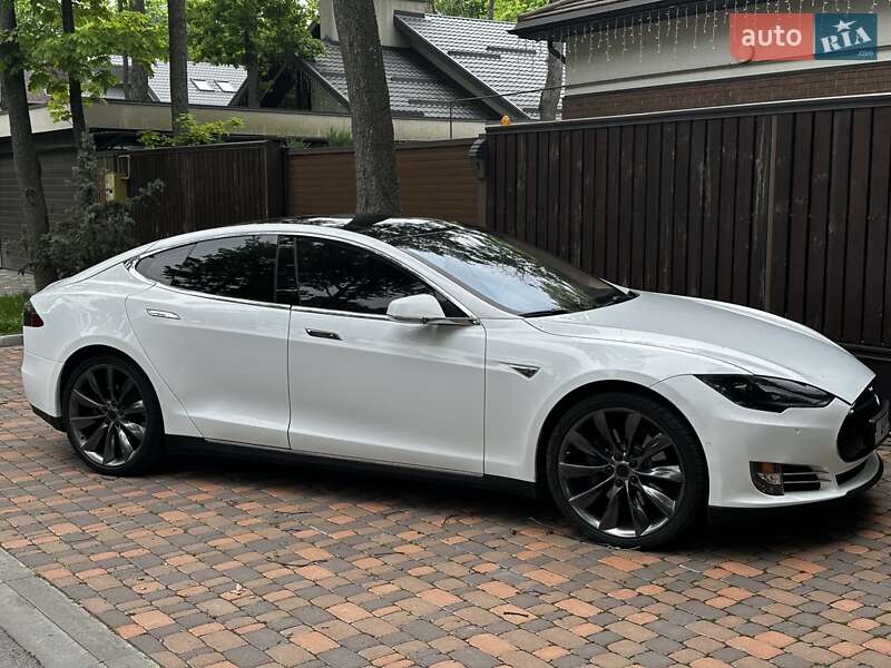 Лифтбек Tesla Model S 2015 в 