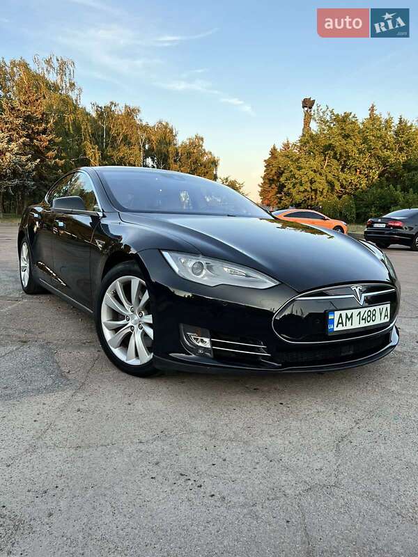 Лифтбек Tesla Model S 2015 в Житомире