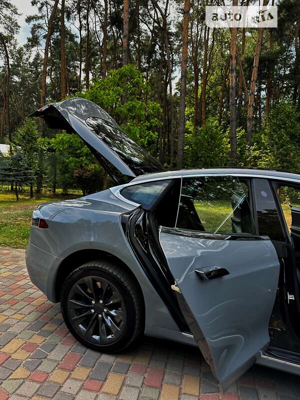 Лифтбек Tesla Model S 2018 в Нововолынске
