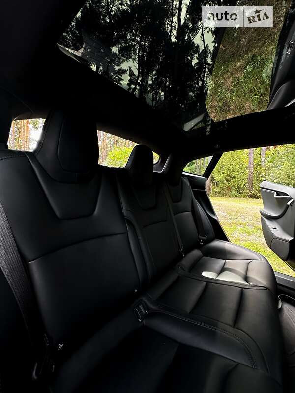 Лифтбек Tesla Model S 2018 в Нововолынске