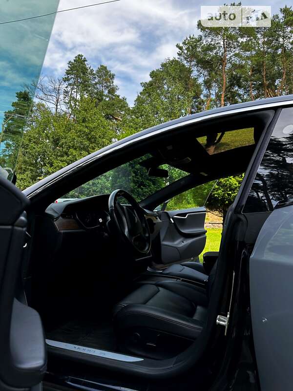 Лифтбек Tesla Model S 2018 в Нововолынске