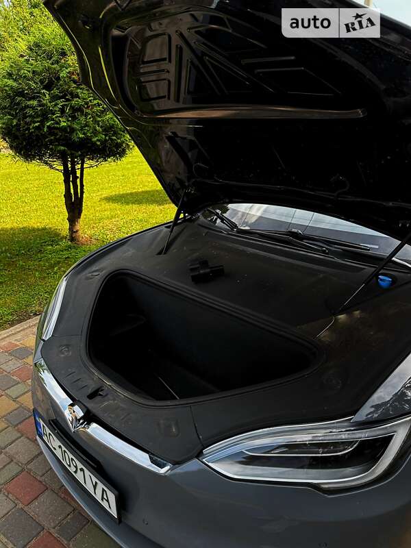 Лифтбек Tesla Model S 2018 в Нововолынске