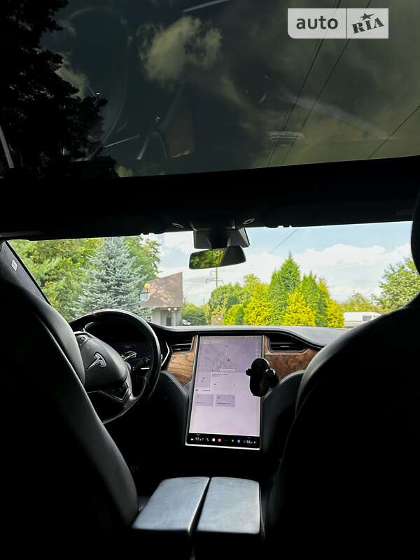 Лифтбек Tesla Model S 2018 в Нововолынске