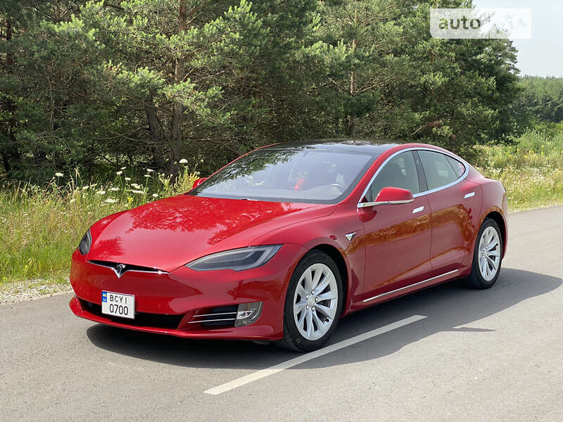 Лифтбек Tesla Model S 2017 в Львове