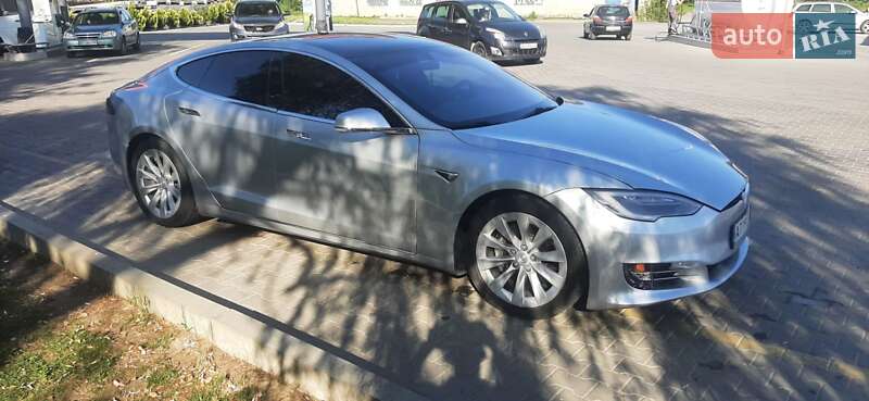 Лифтбек Tesla Model S 2017 в Коломые
