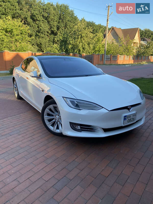 Лифтбек Tesla Model S 2018 в Знаменке