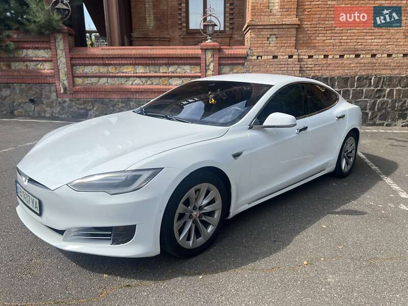 Лифтбек Tesla Model S 2016 в Виннице