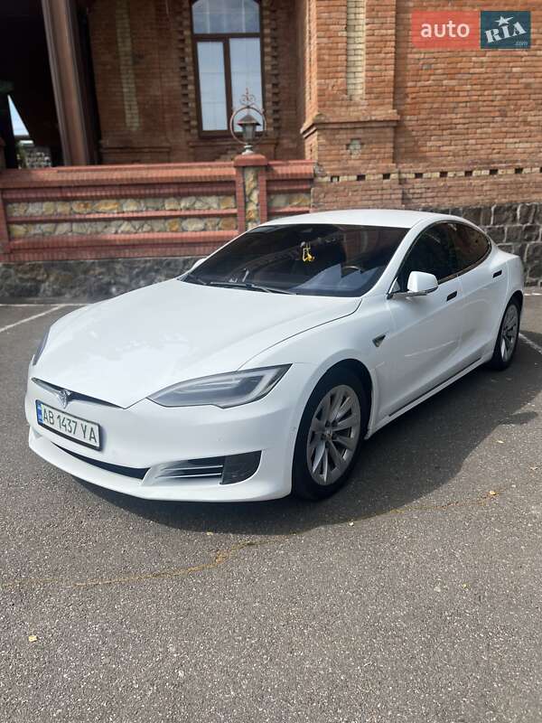 Лифтбек Tesla Model S 2016 в Виннице