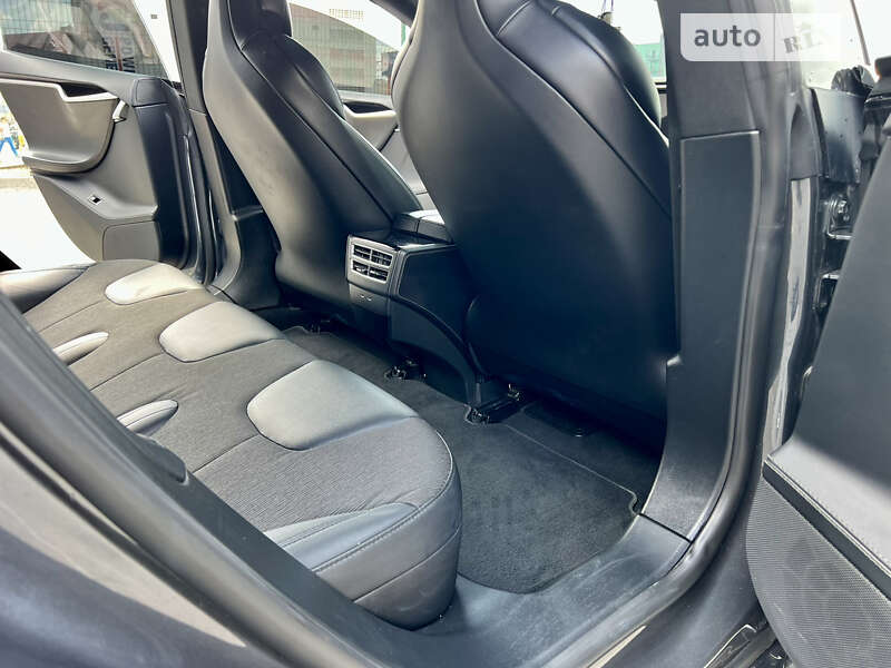 Лифтбек Tesla Model S 2017 в Киеве