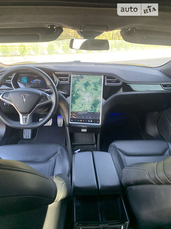 Ліфтбек Tesla Model S 2015 в Івано-Франківську