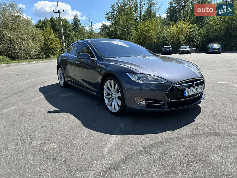 Лифтбек Tesla Model S 2015 в Бородянке