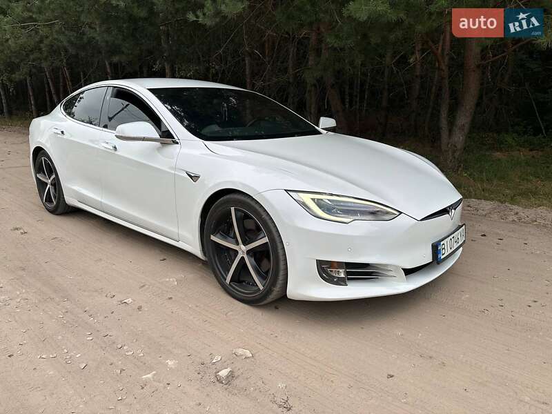 Лифтбек Tesla Model S 2017 в Киеве