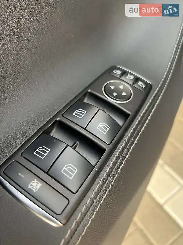 Лифтбек Tesla Model S 2014 в Львове