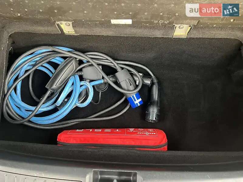 Лифтбек Tesla Model S 2014 в Львове