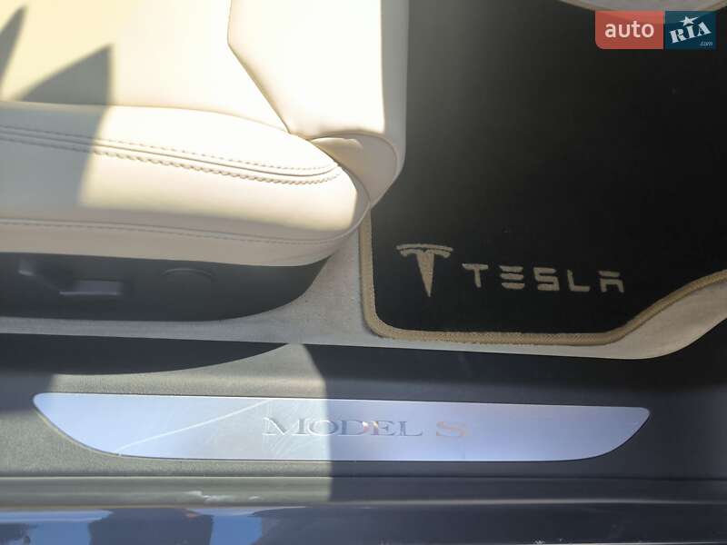 Ліфтбек Tesla Model S 2017 в Львові