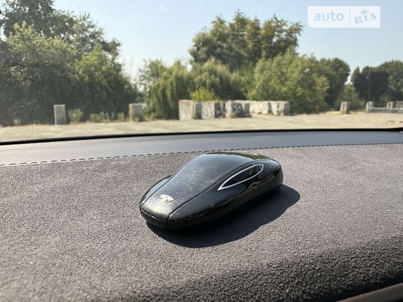 Ліфтбек Tesla Model S 2017 в Дніпрі фото 42 Ліфтбек Tesla Model S 2017 в Дніпрі