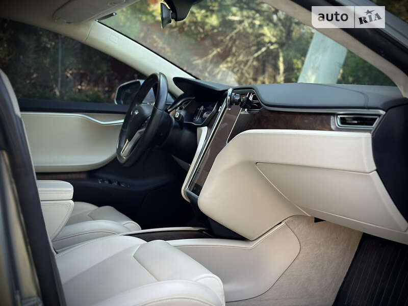 Лифтбек Tesla Model S 2017 в Киеве фото 36 Лифтбек Tesla Model S 2017 в Киеве