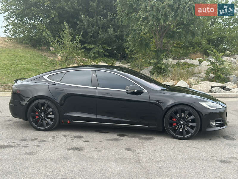 Ліфтбек Tesla Model S 2017 в Дніпрі
