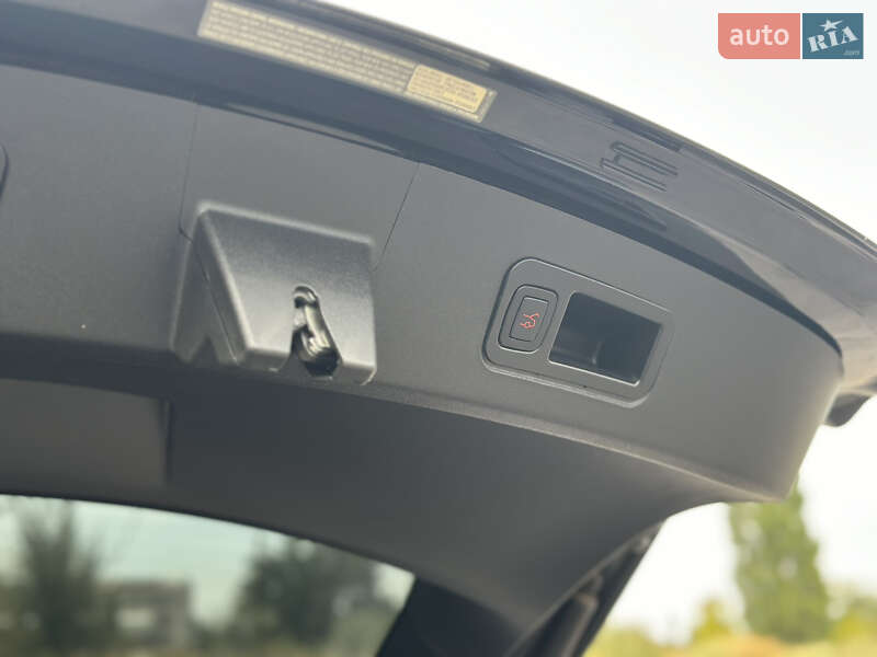 Ліфтбек Tesla Model S 2017 в Дніпрі