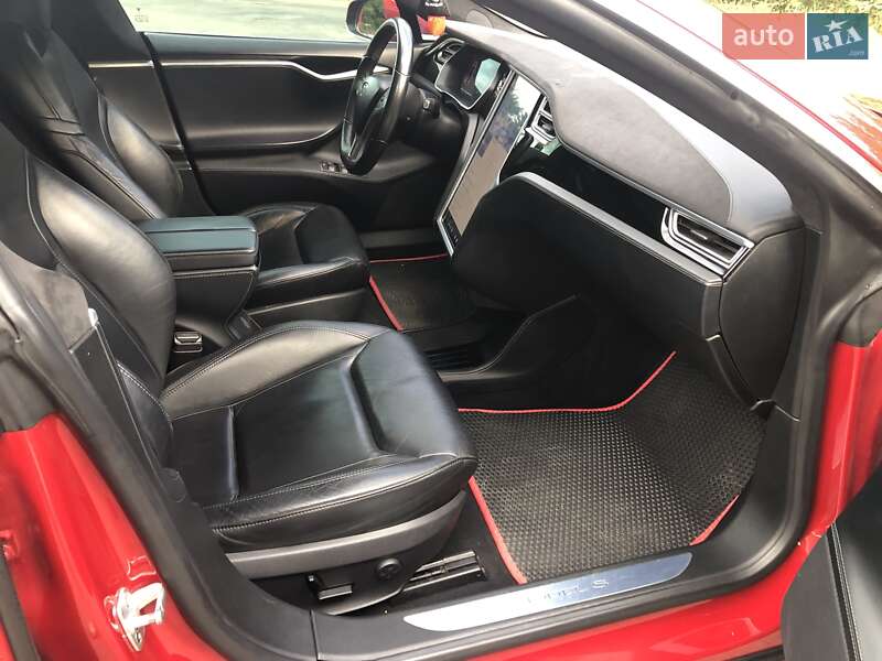 Лифтбек Tesla Model S 2016 в Киеве