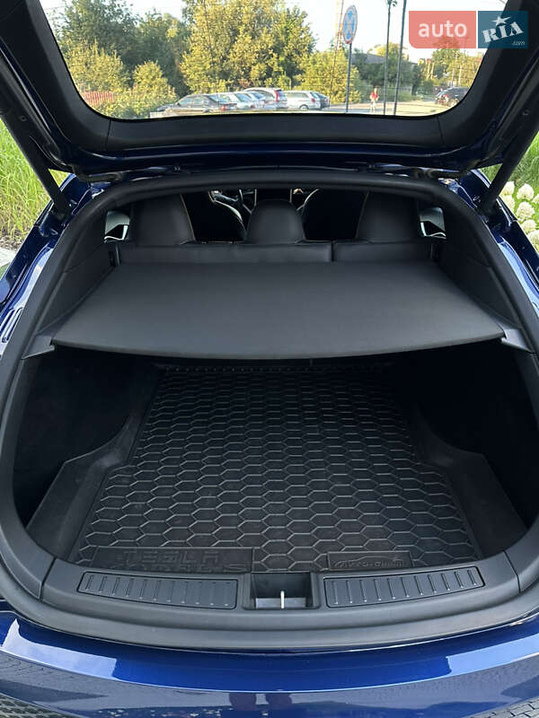 Лифтбек Tesla Model S 2018 в Львове