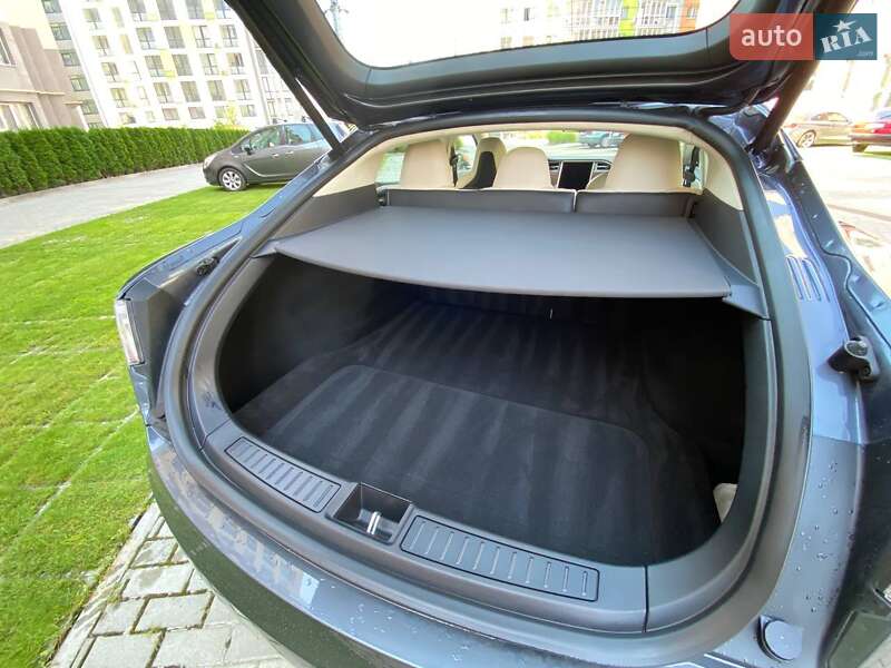Лифтбек Tesla Model S 2018 в Львове