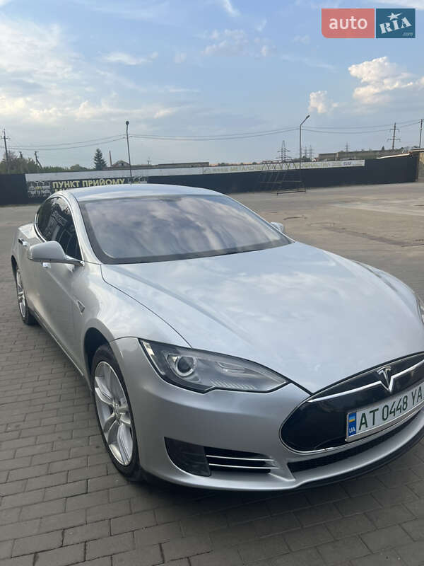 Лифтбек Tesla Model S 2013 в Городенке