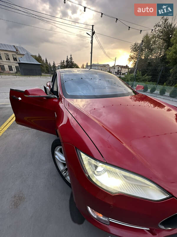 Лифтбек Tesla Model S 2013 в 