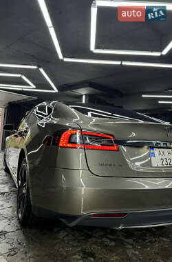 Лифтбек Tesla Model S 2016 в 