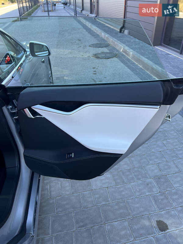 Лифтбек Tesla Model S 2017 в Ивано-Франковске