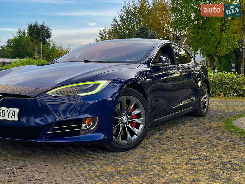 Лифтбек Tesla Model S 2016 в Львове